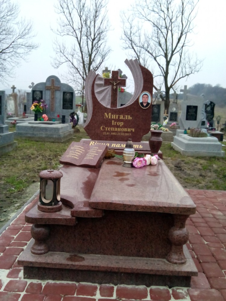 Резные памятники Тверская Мемориальный одиночный комплекс из двух видов гранитов Слюдянка