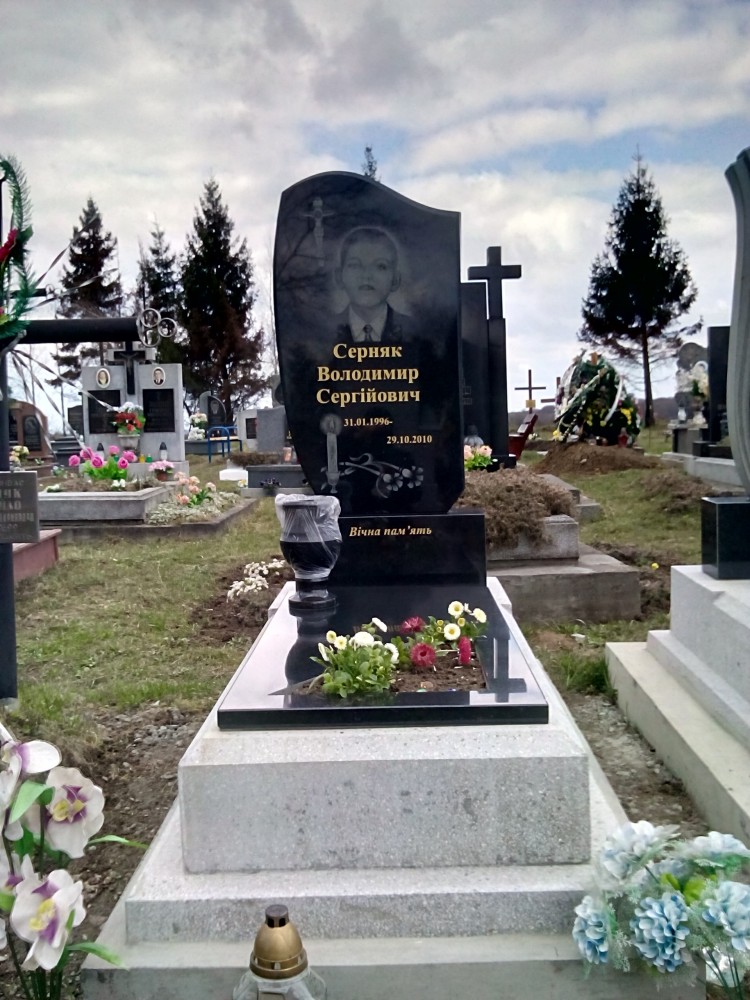 Памятник надгробие купить Лампадка из габбро-диабаза Ипатово