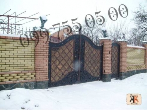 Паркани з цегли (Луцьк)