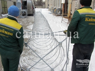 Профессиональная установка колючей проволоки на забор