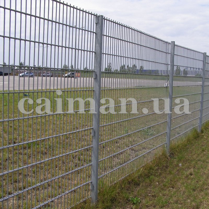 Паркан з колючого дроту для гарантії безпеки