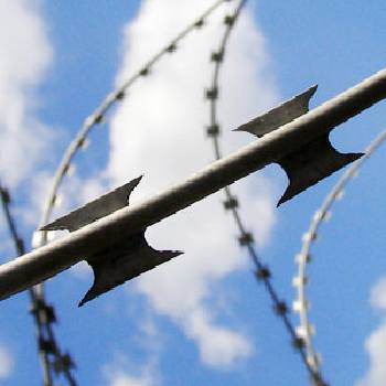 Замовляйте монтаж колючого дроту єгоза