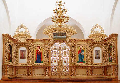 Резной иконостас из дерева — особое украшение храма!
