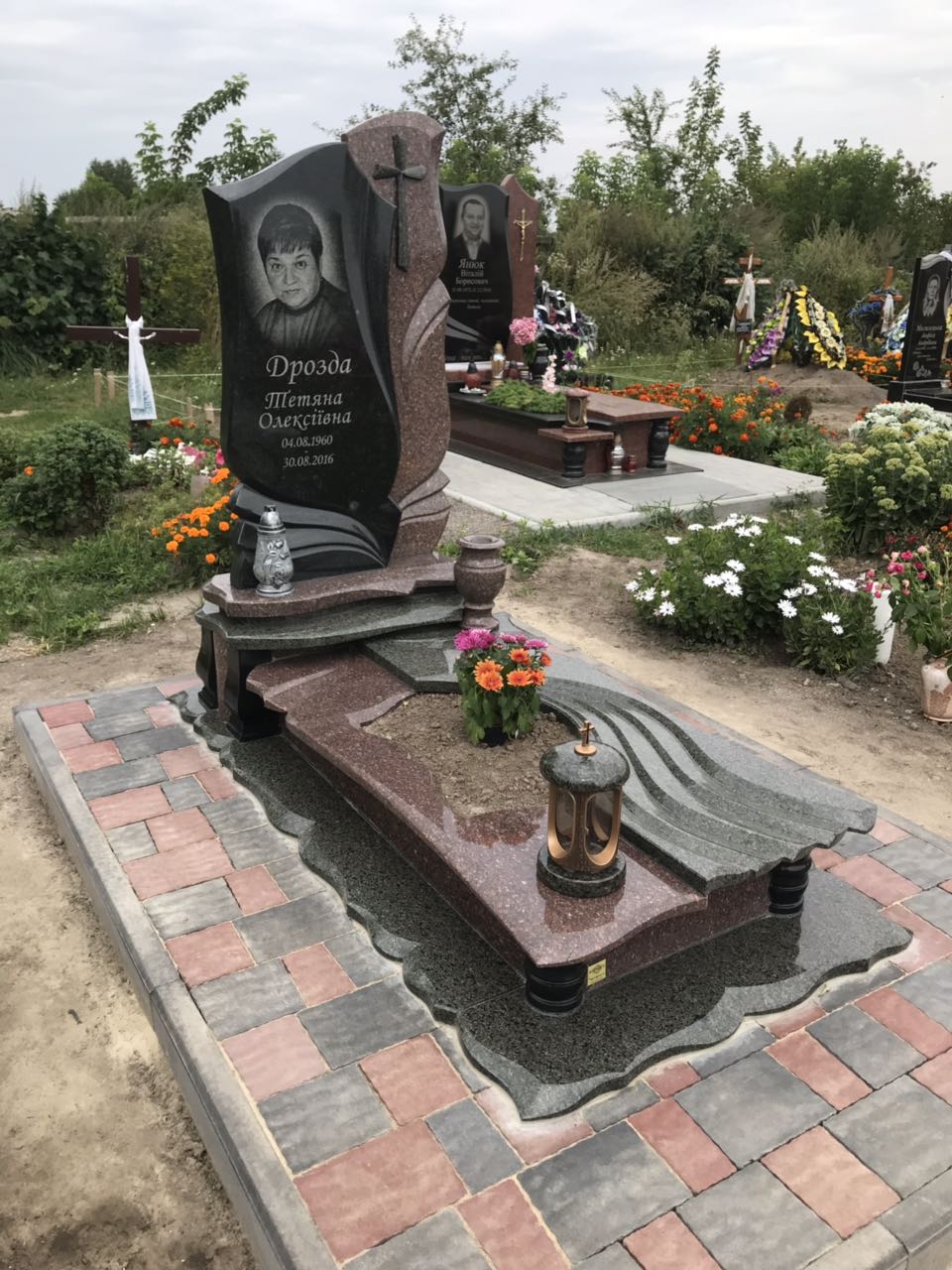 Придбайте надгробні пам'ятники з граніту недорого онлайн