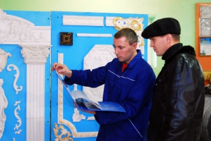 Producing and assembling of the gypsum moulding.A guaranteed quality!