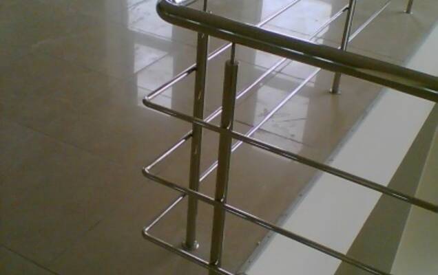 За що так люблять поручні з нержавіючої сталі