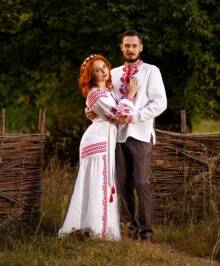 У майстерні художньої вишивки Кирюшків можна придбати весільні вишиванки!